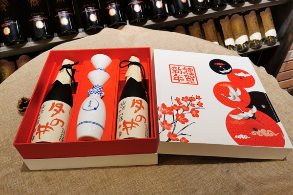 Hộp quà sake Tsukinoi Daiginjo 720ml 1%ABV