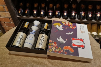 Hộp quà sake nihon sakari daiginjo 720ml