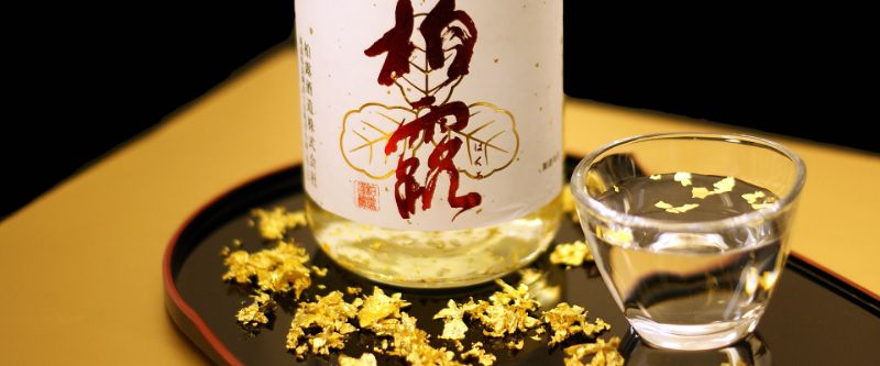 Có nên sử dụng rượu Sake vảy vàng hay không?