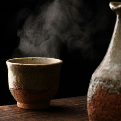 Cách hâm nóng rượu sake mà không cần dùng máy hâm nóng đắt tiền