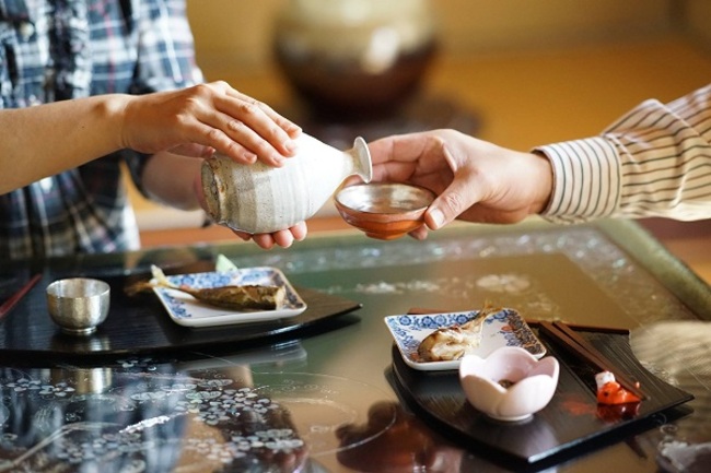 Nghi thức uống rượu Sake chuẩn của người Nhật