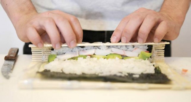 Cuộn thật chặt v&agrave; đều tay