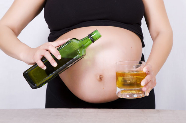 B&agrave; bầu c&oacute; n&ecirc;n uống rượu shochu được kh&ocirc;ng
