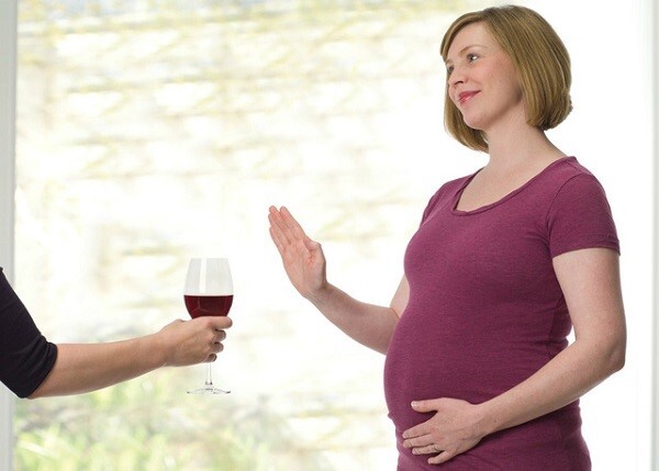 B&agrave; bầu c&oacute; n&ecirc;n uống rượu shochu được kh&ocirc;ng